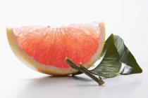 Wedge of pink grapefruit — Stock Photo