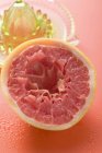 Сжатый розовый грейпфрут — стоковое фото