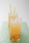 Zwei fruchtige Drinks mit Kumquats — Stockfoto
