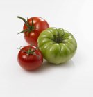 Rote und grüne Tomaten — Stockfoto