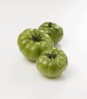 Tres tomates verdes - foto de stock