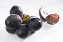Черный виноград с капельками воды — стоковое фото