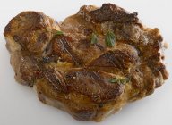 Steak grillé sur blanc — Photo de stock