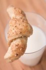 Nuss-Croissant auf Glas Milch — Stockfoto