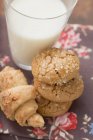 Ореховые круассаны и печенье амаретти — стоковое фото
