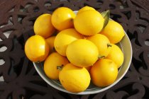 Чаша свежих лимонов Майер — стоковое фото