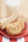 Pâtisseries sucrées sur assiette rouge — Photo de stock