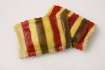 Piezas de pasta de ravioles de colores - foto de stock