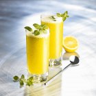 Orange drinks with honey — Stock Photo