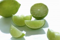 Limes fraîches et juteuses tranchées — Photo de stock