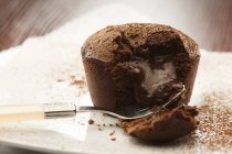 Шоколадный пудинг на тарелке и на столе — стоковое фото