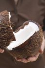 Mani che tengono il cocco — Foto stock