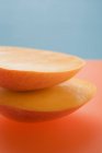 Mitades de mango fresco - foto de stock