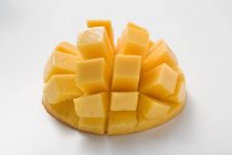 Свежий нарезанный манго в кубиках на кожу — стоковое фото