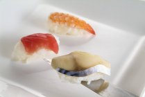 Нігірі суші з лососем, тунцем і креветками — стокове фото