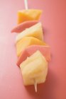 Экзотический фруктовый шампур — стоковое фото