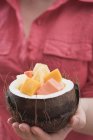 Frau hält Kokosnuss in der Hand — Stockfoto