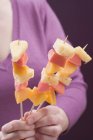 Mulher segurando frutas exóticas — Fotografia de Stock