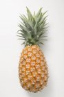 Свежий спелый ананас — стоковое фото