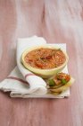 Чечевичный суп с брускеттой — стоковое фото