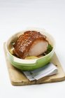 Cerdo asado con verduras en sartén - foto de stock