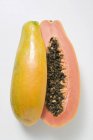 Papaye fraîche coupée en deux — Photo de stock