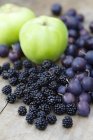 Blackberries with damsons and apples — Stock Photo