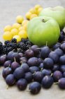 Blackberries with apples and mirabelles — Stock Photo