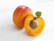 Frische reife Aprikose mit der Hälfte — Stockfoto
