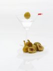 Figos em vodka em vidro martini — Fotografia de Stock