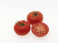 Tomates rojos maduros frescos - foto de stock