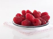 Plate of ripe raspberries — Stock Photo