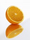 Meia laranja com reflexão — Fotografia de Stock