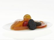 Primo piano vista della salsa di frutta Mostarda su piatto bianco — Foto stock