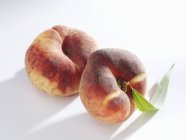 Два персики виноградник — стокове фото