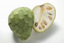 Frische halbierte Cherimoya-Früchte — Stockfoto