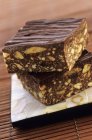 Vue rapprochée des tranches de gâteau au chocolat et aux noix — Photo de stock
