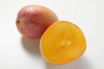 Свежий спелый мангос — стоковое фото