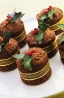 Pasteles de chocolate con acebo de mazapán - foto de stock