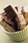 Vista da vicino delle fette di torta alla menta piperita con glassa al cioccolato — Foto stock