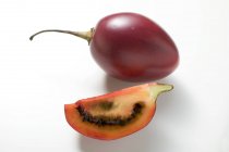 Ganze Tamarilla-Frucht mit Keil — Stockfoto