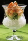 Nahaufnahme von Meeresfrüchte-Cocktail auf Eis — Stockfoto