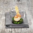 Жареные гребешки на попурри из водорослей в стеклянной чаше над полотенцем — стоковое фото