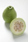 Ganze frische Guave und die Hälfte — Stockfoto