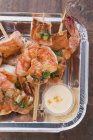Brochettes de saumon et crevettes — Photo de stock
