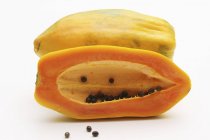 Frische halbierte Papaya — Stockfoto