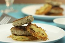 Burger mit Kartoffelkuchen — Stockfoto