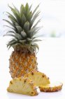 Whole pineapple and pineapple slices — Stock Photo