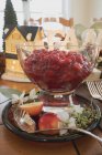 Bodegón con salsa de arándanos, frutas y flores - foto de stock