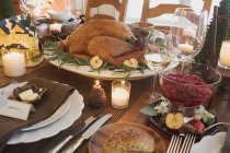 Dinde rôtie sur table de Noël — Photo de stock